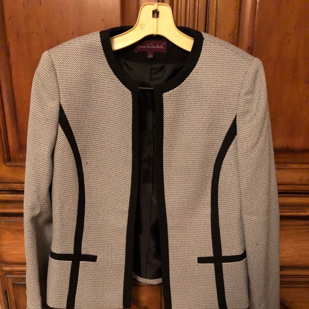 Black and white open front blazer. Long sleeves